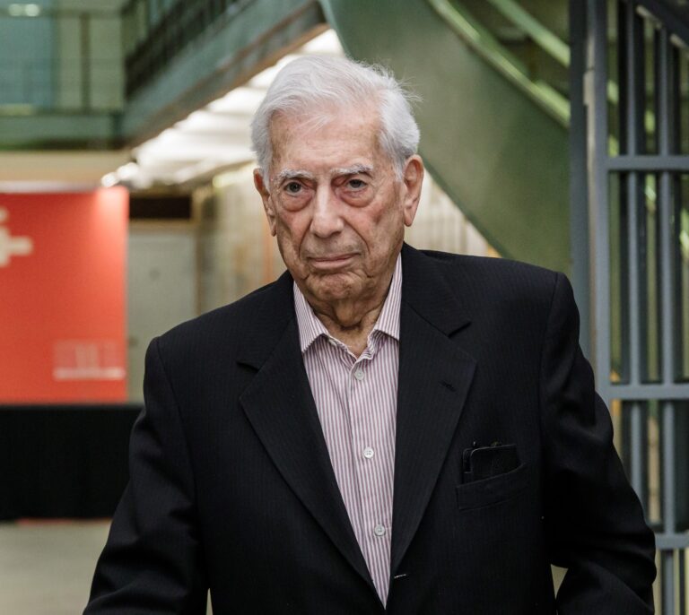 Vargas Llosa publicará una nueva novela en octubre, 'Le dedico mi silencio'