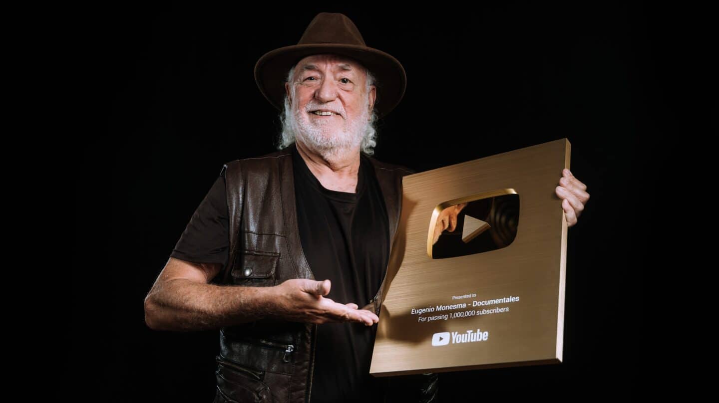 Eugenio Monesma posa orgulloso con el Boton de Oro que certifica el millón de seguidores alcanzado por su canal de Youtube.