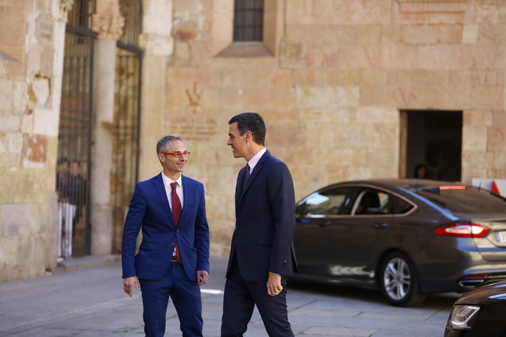 El rector de la Universidad de Salamanca, Ricardo Rivero recibe al presidente de Gobierno, Pedro Sánchez, en 2019.