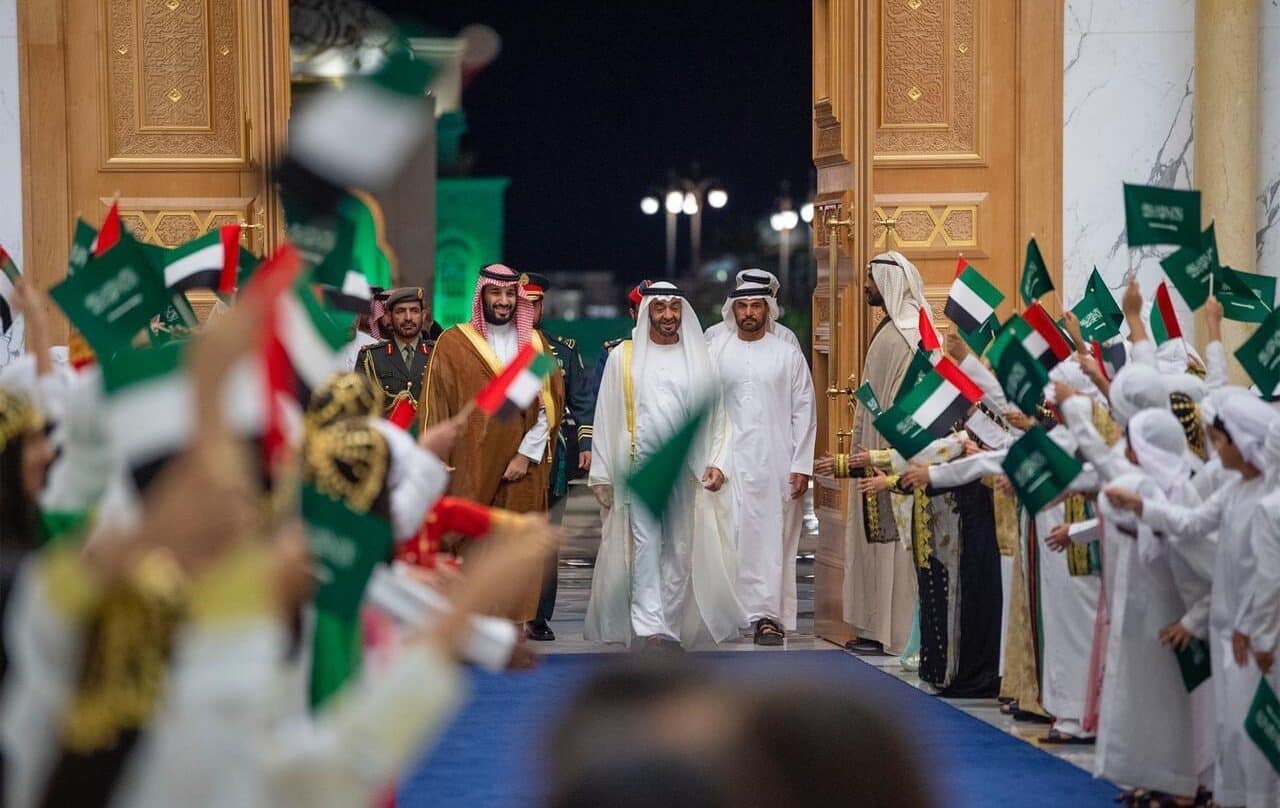 El emir de Abu Dabi Mohamed bin Zayed recibir al príncipe heredero de Arabia Saudí, Mohamed bin Salman Al Saud, en el palacio de Qasr Al Watan Palace.