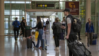 Detenidos en una pelea multitudinaria en El Prat cuatro embaladores de maletas sin licencia