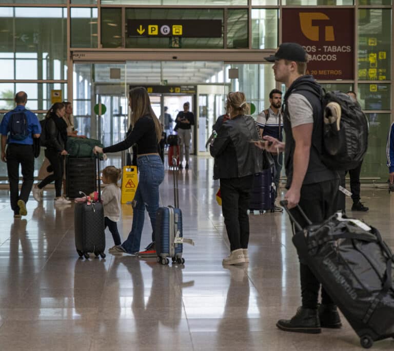 Detenidos en una pelea multitudinaria en El Prat cuatro embaladores de maletas sin licencia