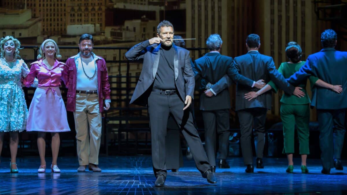 El actor Antonio Banderas junto al elenco del musical durante el pase gráfico de 'Company' en el Universal Music Hotel Teatro Albéniz