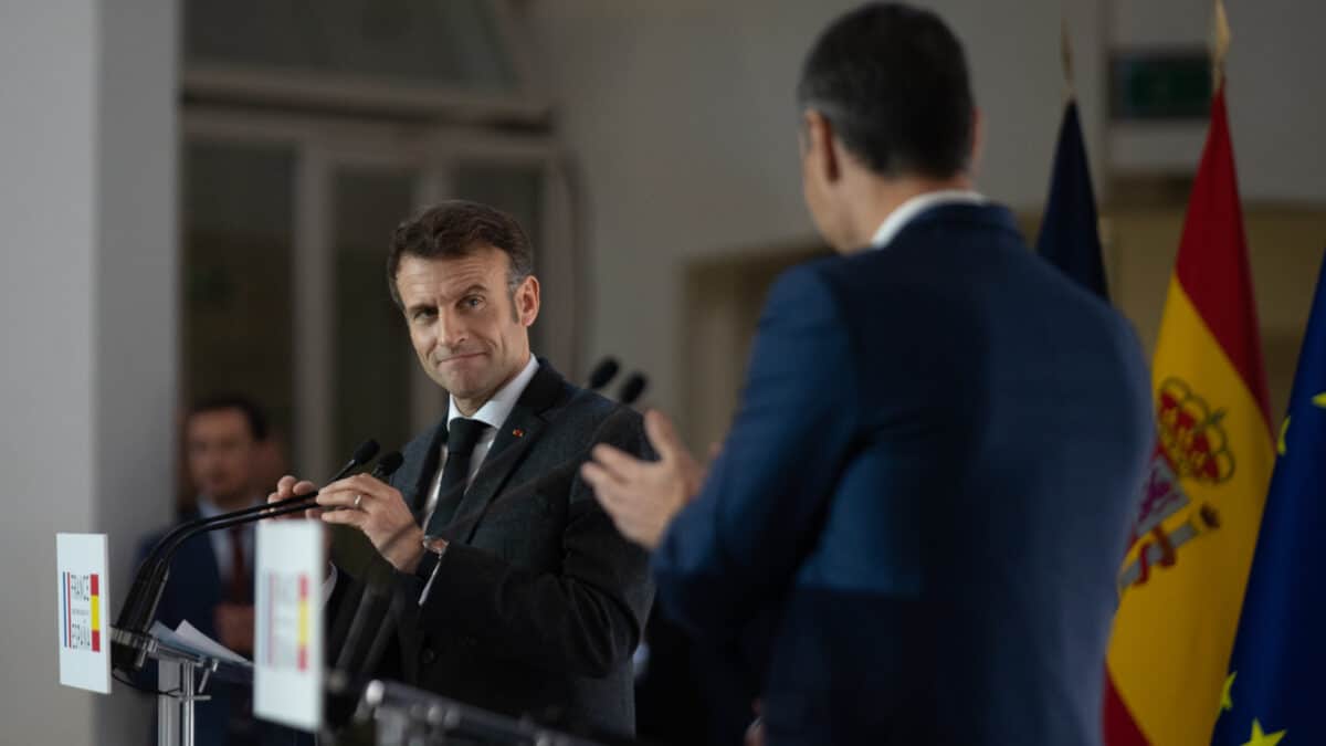 El presidente de Francia, Emmanuel Macron, es aplaudido por el presidente del Gobierno, Pedro Sánchez durante la XXVII Cumbre Hispano-Francesa, en Barcelona.