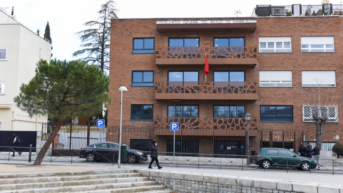 La sucursal del Banco Popular Marroquí (Bank Chaabi) se halla en los bajos del Consulado de Marruecos en Madrid.
