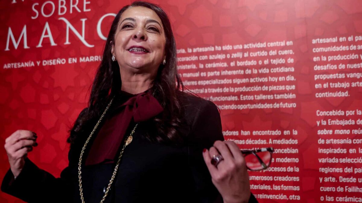 La embajadora de Marruecos, Karima Benyaich, interviene durante la inauguración de la exposición ‘Mano sobre mano. Artesanía y diseño en Marruecos.