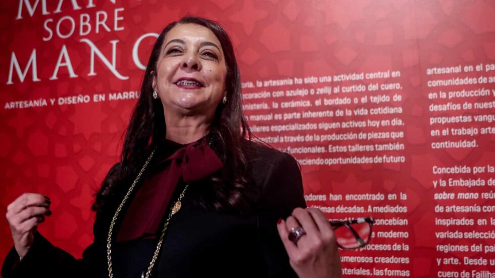 La embajadora de Marruecos, Karima Benyaich, interviene durante la inauguración de la exposición ‘Mano sobre mano. Artesanía y diseño en Marruecos.