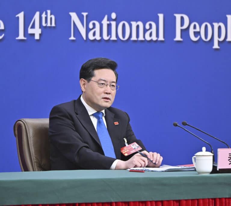 China destituye al ministro de Exteriores tras un mes de ausencia