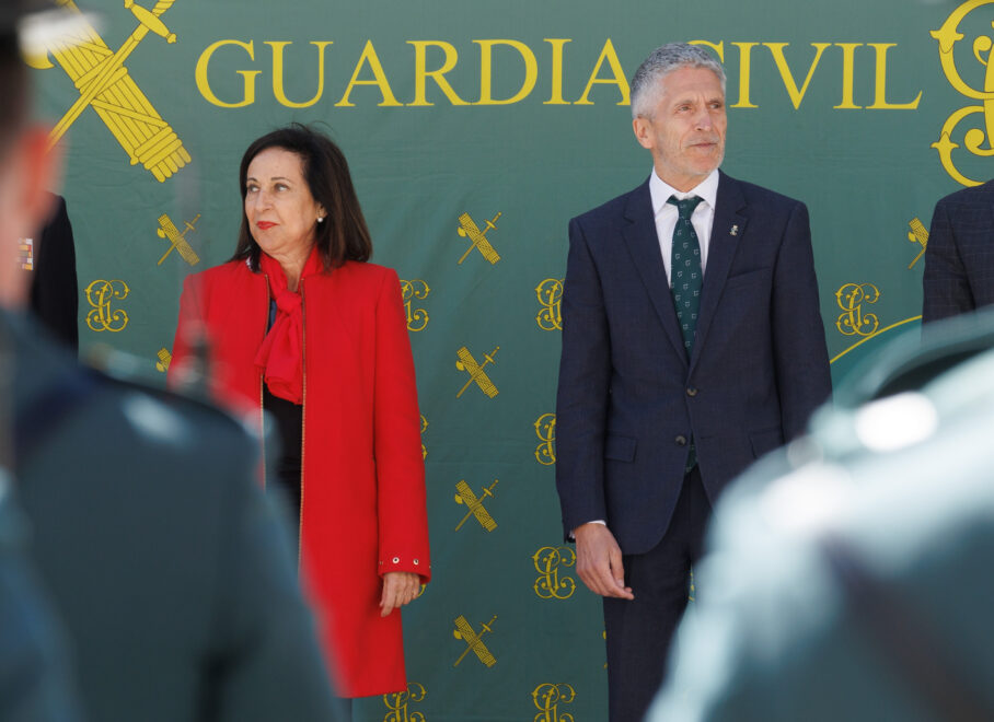 La ministra de Defensa, Margarita Robles, y el ministro del Interior, Fernando Grande-Marlaska, durante la toma de posesión de la nueva directora de la Guardia Civil, en la Dirección General de la Guardia Civil, a 4 de abril de 2023, en Madrid.