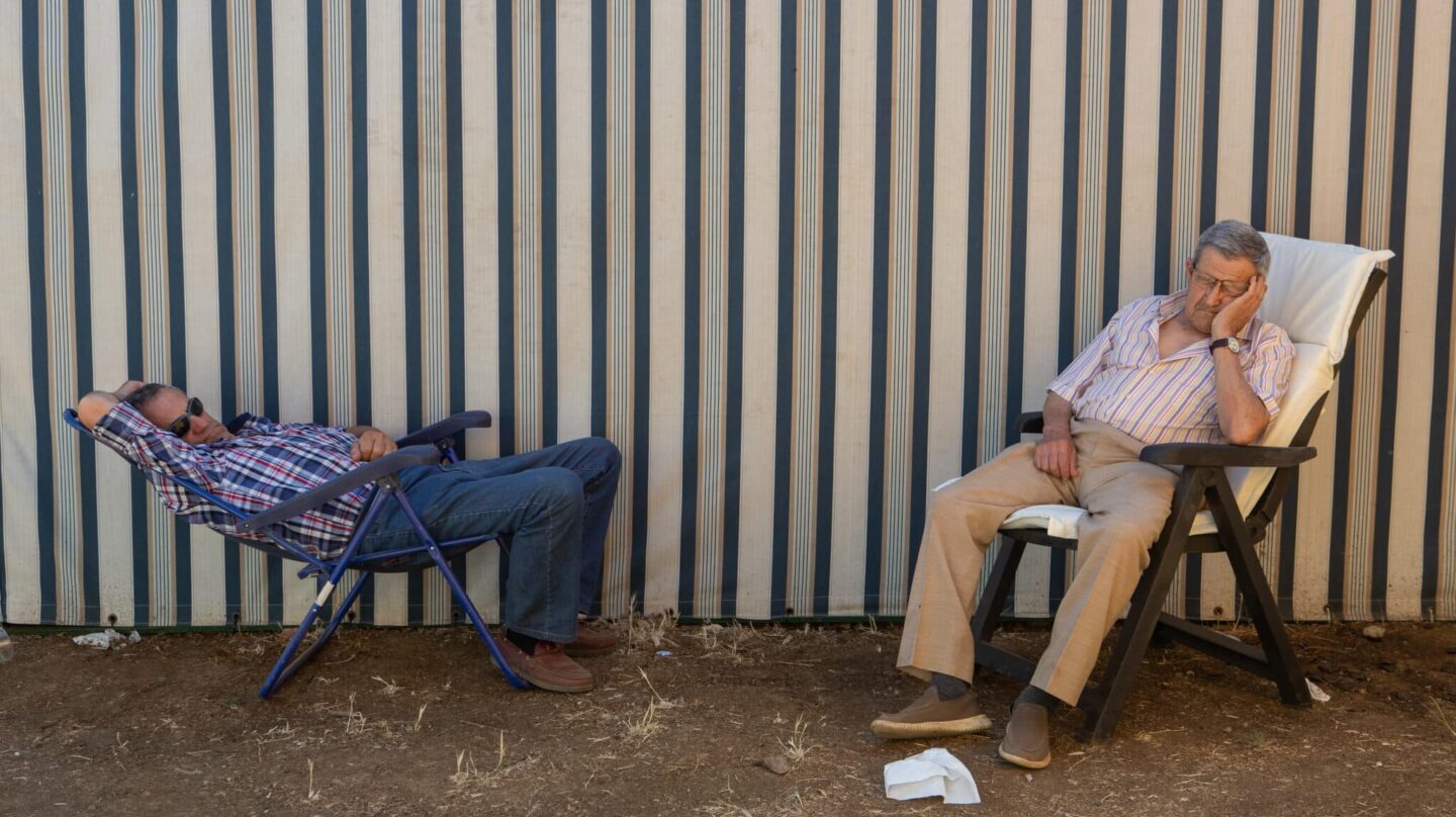 Dos hombres en hamacas durante la romería en honor a San Isidro Labrador, a 15 de mayo de 2023, en Fuente de Cantos, Badajoz