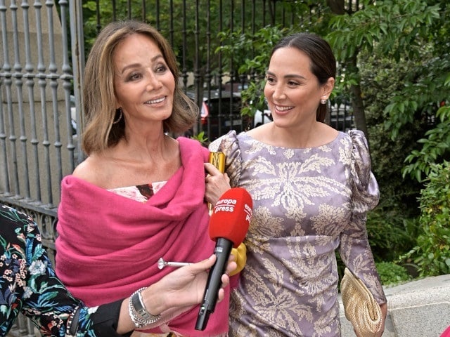 Isabel Preysler y Tamara Falcó llegando a la boda de Lucía Domínguez Vega-Penichet y Álvaro Gomis