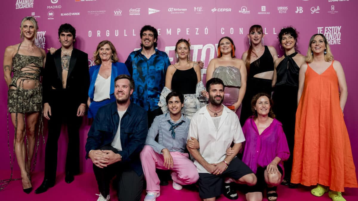 Los participantes en la película 'Te estoy amando locamente' posan en el photocall durante la inauguración de MADO Madrid Orgullo