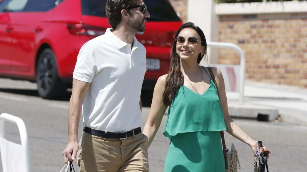 Chenoa y Miguel Sánchez Encinas salen del restaurante en Madrid