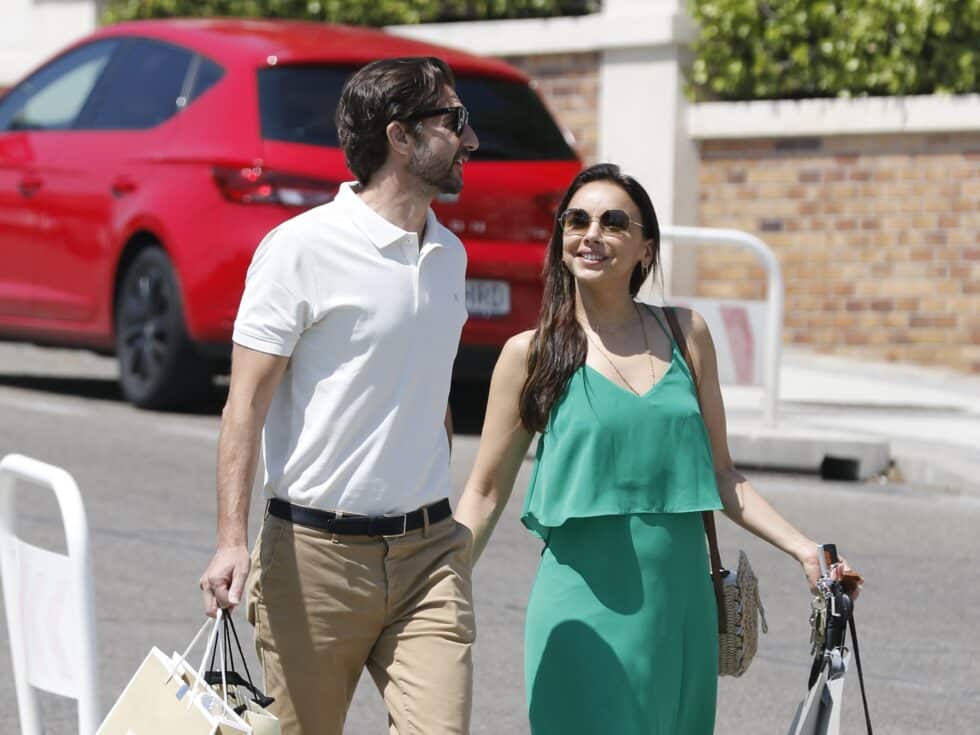 Chenoa y Miguel Sánchez Encinas salen del restaurante en Madrid