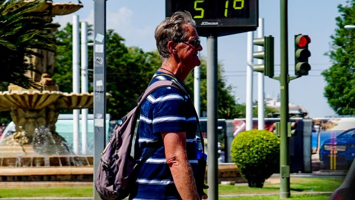 Un termómetro situado en el Prado, Sevilla, marca 51 grados.