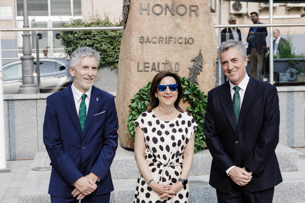 El ministro del Interior, Fernando Grande-Marlaska, la ministra de Defensa, Margarita Robles, y el nuevo director de la Guardia Civil, Leonardo Marcos, durante su toma de posesión como director general de la Guardia Civil.