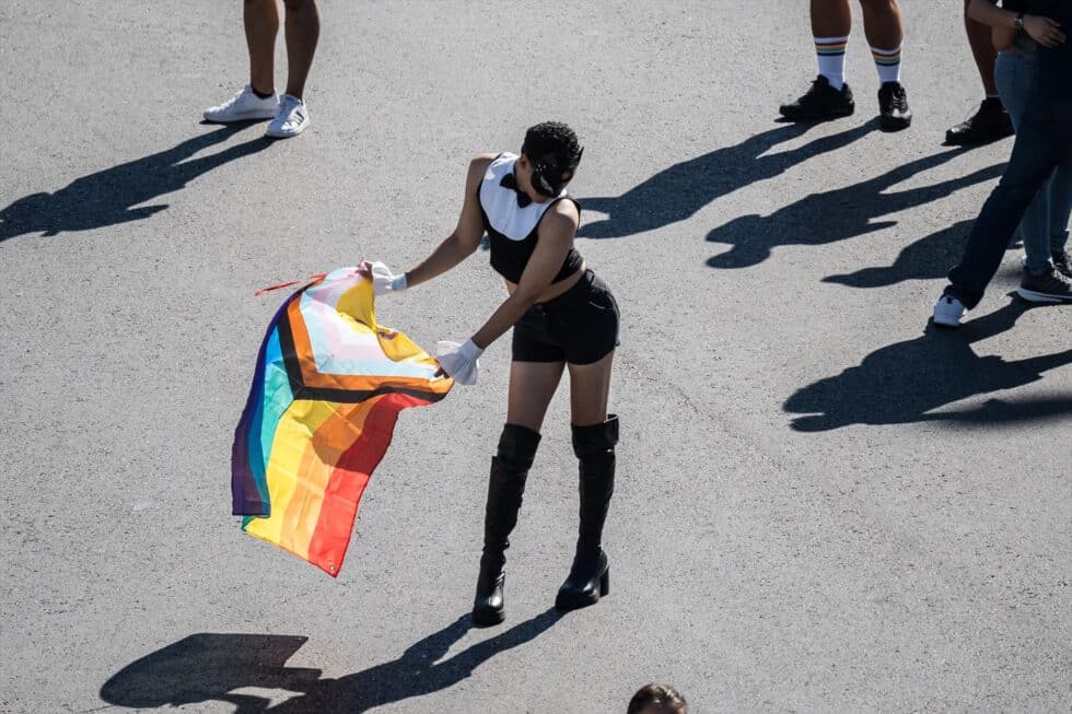 Una mujer con la bandera LGTBI durante la manifestación del Orgullo LGTBI+ 2023 en Madrid (España). Diego Radamés / Europa Press