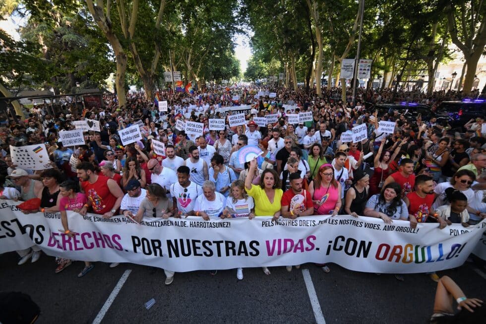 Perspectiva de la manifestación del Orgullo discurriendo por el Paseo del Prado de Madrid.
