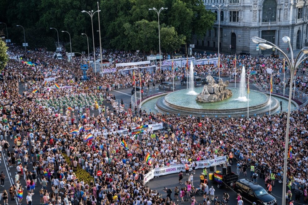 La manifestación del Orgullo LGTBI+ 2023 llega a la Plaza de Cibeles. Diego Radamés / Europa Press