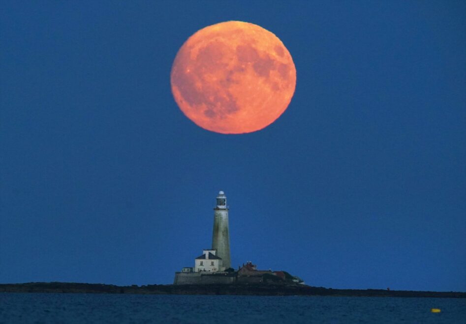 Así ha sido la superluna llena de julio conocida como “Luna de Ciervo” desde Reino Unido