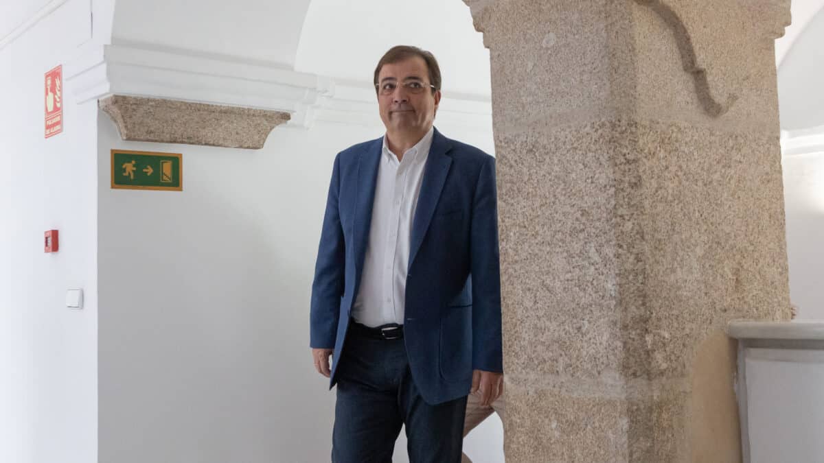 Vara retira su investidura y anuncia que dejará de ser líder del PSOE de Extremadura en otoño