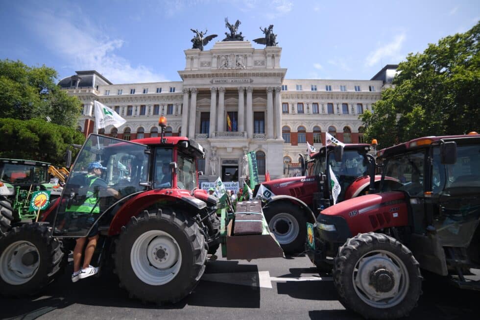 Tractores delante del Ministerio de Agricultura durante una tractorada convocada por la Unión de Uniones de Agricultores y Ganaderos