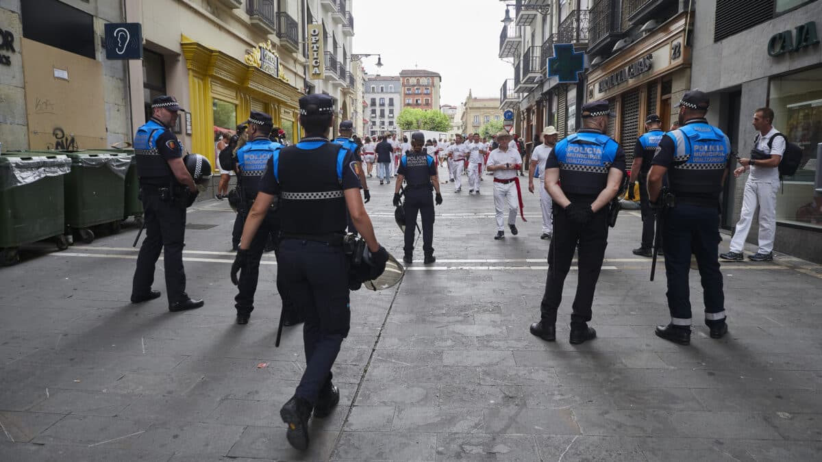 Vigilancia policial en las calles de Pamplona el día del chupinazo.