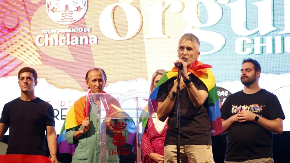 Marlaska, con la bandera arcoiris en Chiclana (Cádiz).