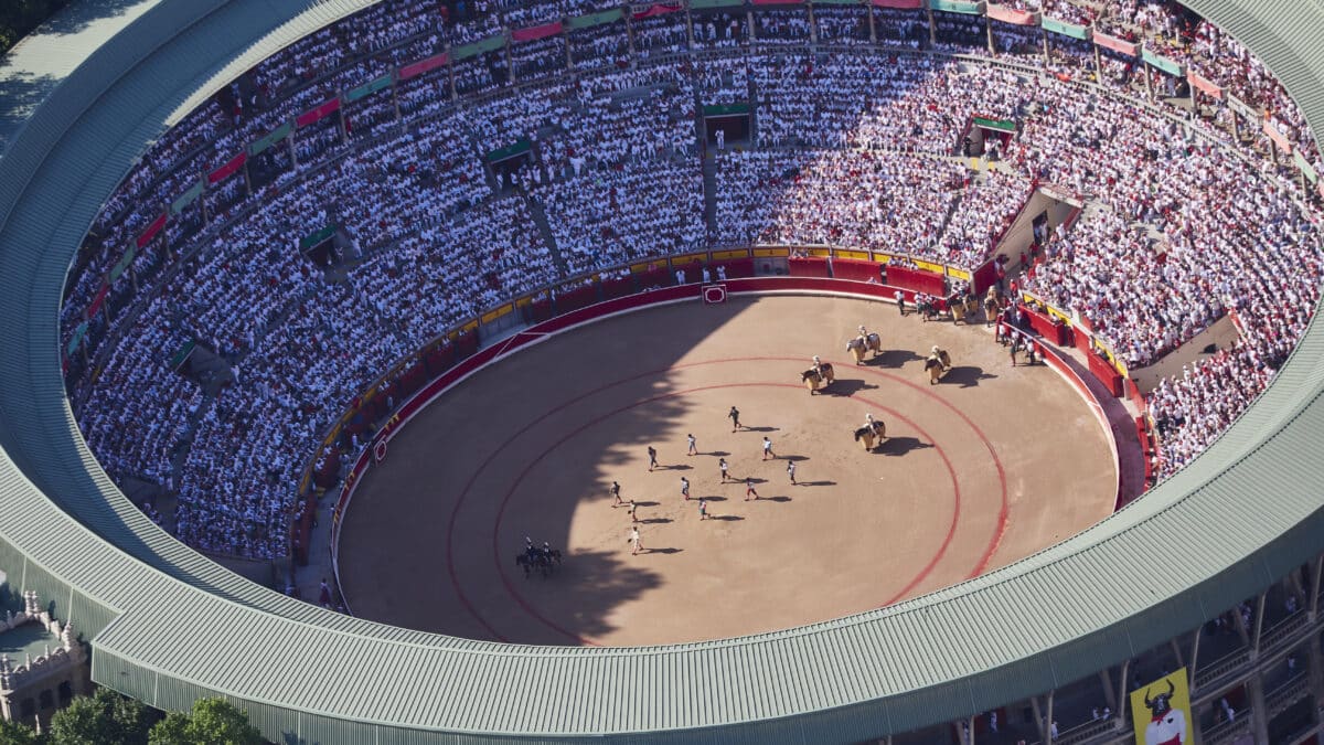 La plaza de toros de Pamplona desde un helicóptero de la Policía Nacional.