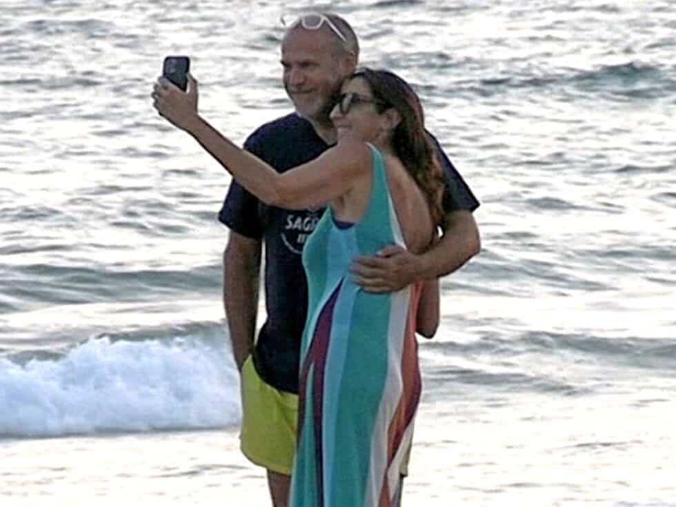 Paz Padilla y su novio, haciéndose un selfie frente al mar de Cádiz al atardecer