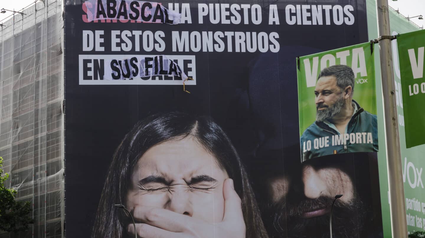Lona de vox tras ser boicoteada por un grupo de activistas, ubicada en el centro de Madrid.