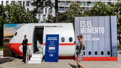 El PP coloca una maqueta del Falcon en la plaza de Colón de Madrid: "Momento de bajar a Pedro"