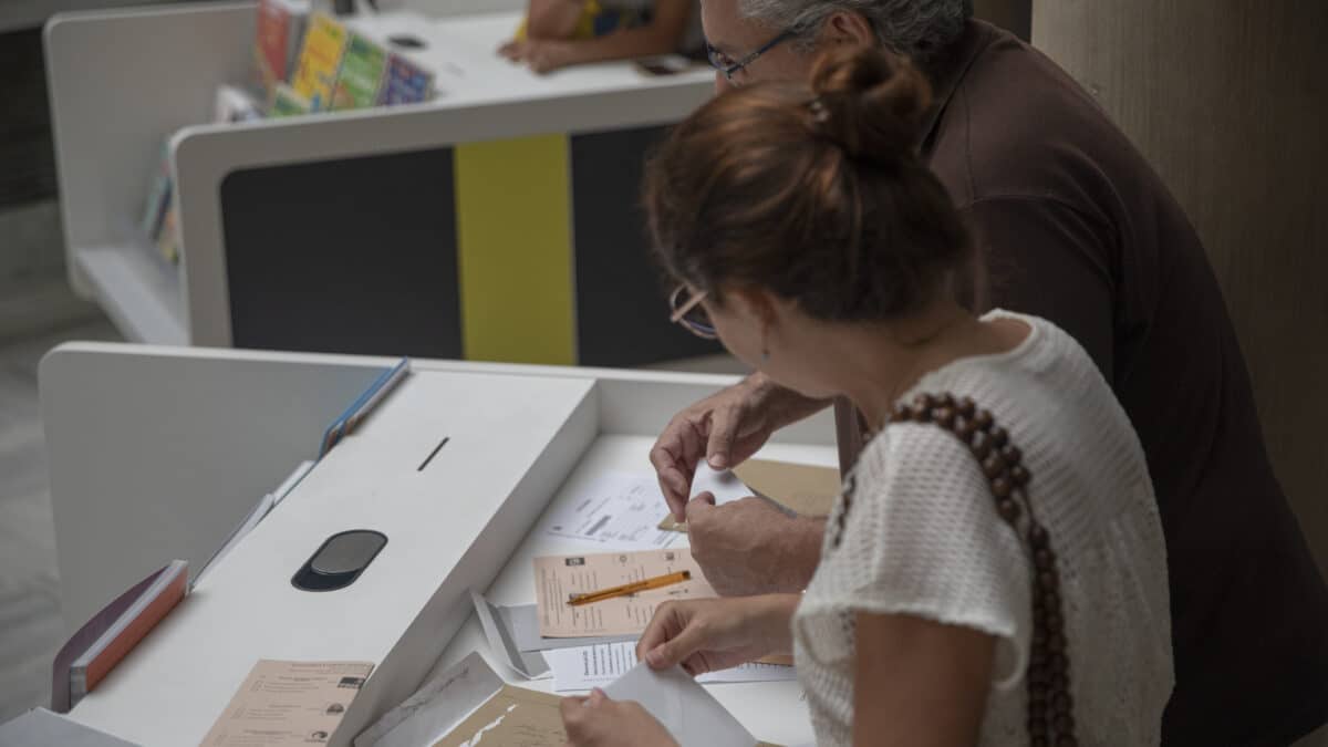 Dos personas votando por correo las elecciones del 23J