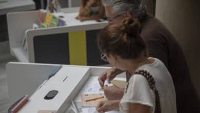 El plazo para votar por correo se amplía hasta mañana viernes a las 14 horas