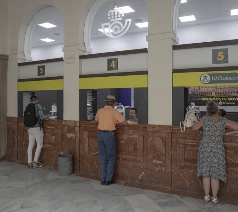 Correos pide a la Junta Electoral ampliar un día el plazo para votar