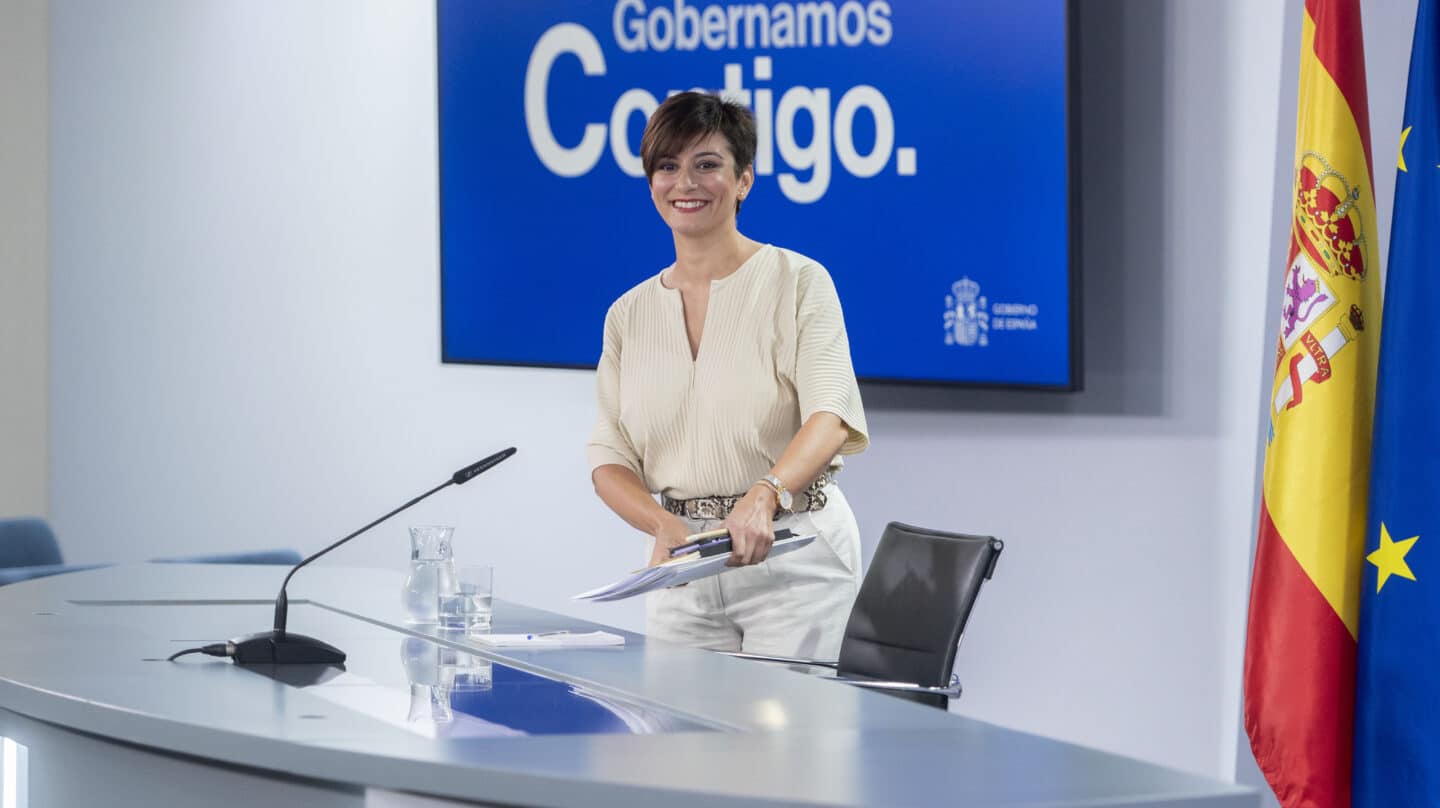 La ministra de Política Territorial y portavoz del Gobierno, Isabel Rodríguez, a su llegada a una rueda de prensa posterior a la reunión del Consejo de Ministros, en el Palacio de la Moncloa, a 25 de julio de 2023, en Madrid (España). El Ejecutivo en funciones ha aprobado ayudas por valor de 52 millones de euros para financiar 700 nuevas plazas con el objetivo de aumentar la disponibilidad de profesionales de la Medicina como medida frente al déficit de profesionales sanitarios de determinadas especialidades. Además, ha aprobado una subvención de 22,5 millones de euros para actuaciones en materia de extranjería. Se trata de iniciativas enfocadas en la protección de los Derechos Humanos que abarcan proyectos en los ámbitos de la lucha contra el racismo, la xenofobia y otras formas de discriminación. 25 JULIO 2023;CONSEJO DE MINISTROS;GRADO DE MEDICINA;SANIDAD;UNIVERSIDADES Alberto Ortega / Europa Press 25/7/2023