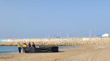 La policía encuentra el cadáver de un niño de "unos dos años" en una playa de Tarragona
