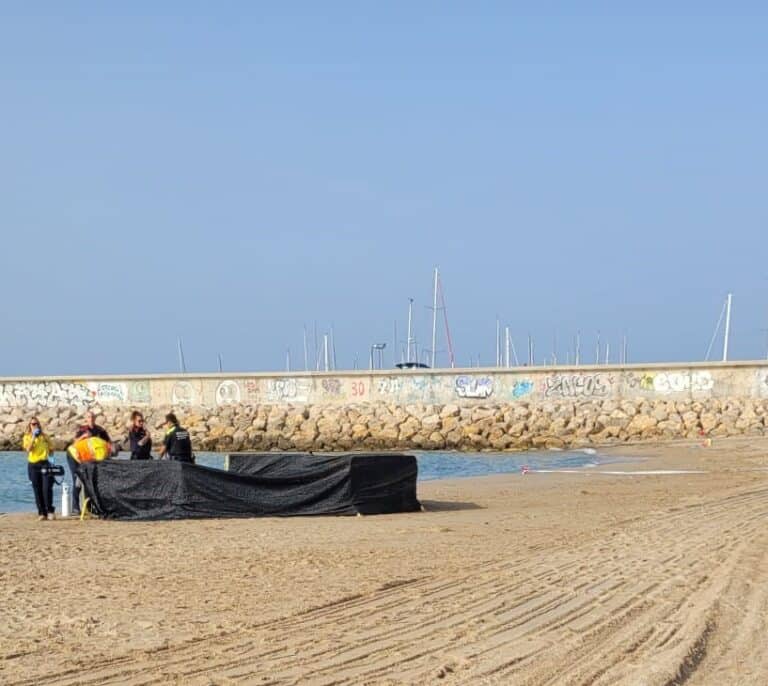 La policía encuentra el cadáver de un niño de "unos dos años" en una playa de Tarragona