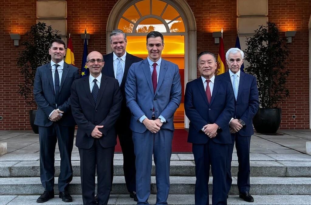 Miembros de Broadcom junto a Pedro Sánchez