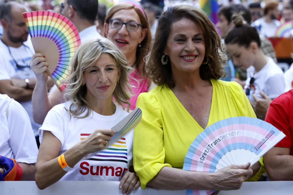 La vicepresidenta del Gobierno, Yolanda Díaz (i) y la exdiputada de la Asamblea de Madrid, Carla Delgado, durante su participación en el desfile del "Orgullo 2023" que recorre hoy Sábado las calles de la capital madrileña. EFE / Mariscal