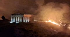Las imágenes del fuego acorralando el templo griego de Segesta en Sicilia