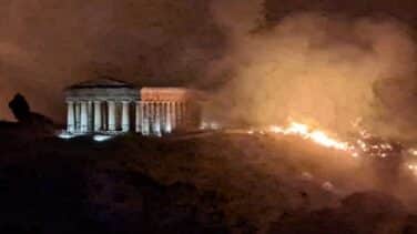 Las imágenes del fuego acorralando el templo griego de Segesta en Sicilia