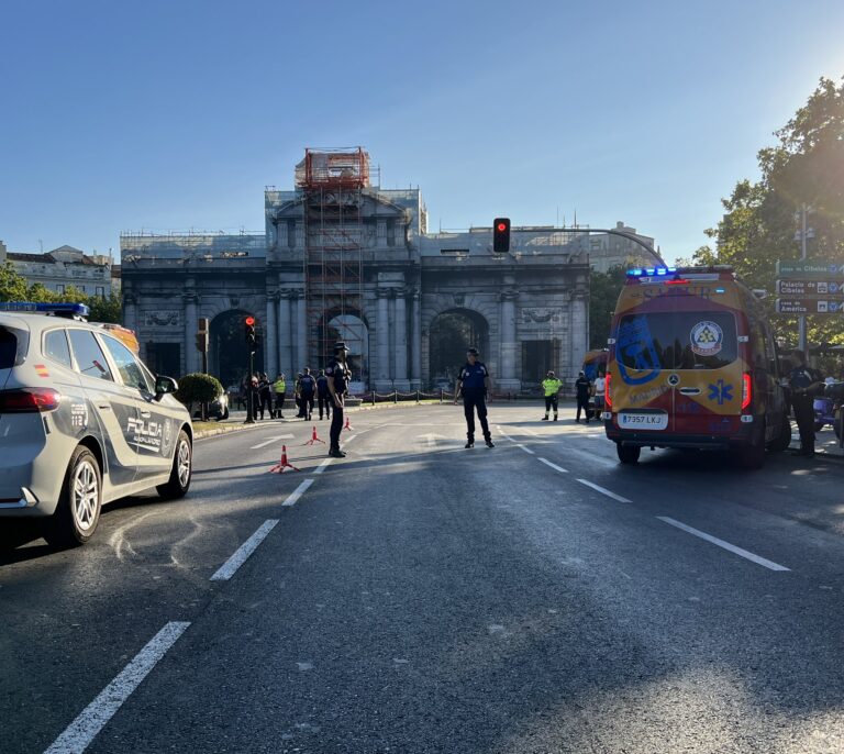 Permanece grave una joven atropellada en la Puerta de Alcalá de Madrid
