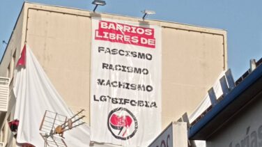 Retiran la polémica lona del beso de Sánchez y Mohamed VI