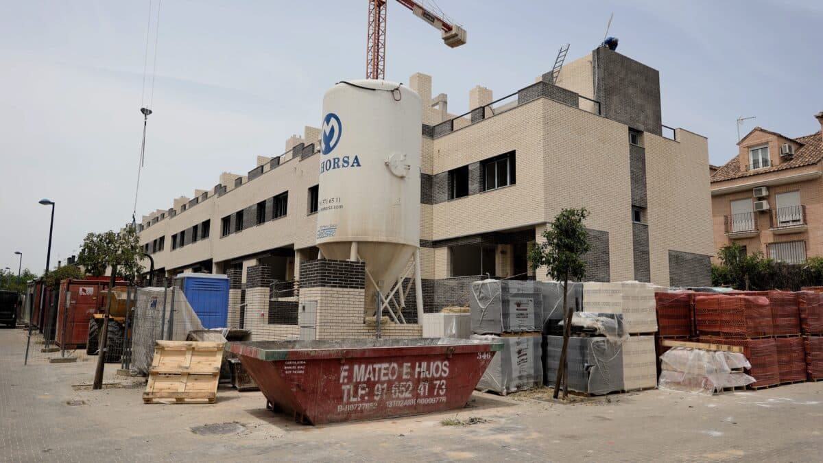 Fachada de viviendas en construcción.