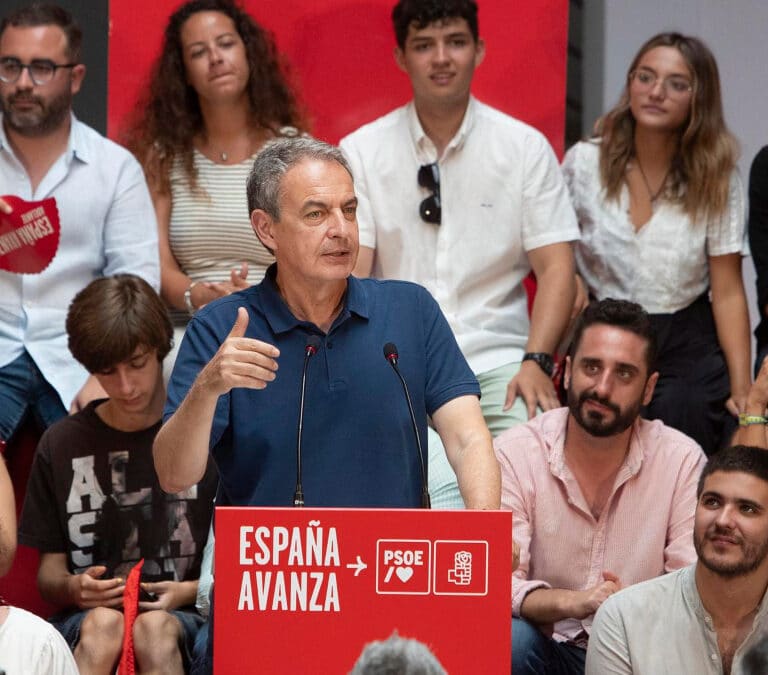 Zapatero en un acto con Bibiana Aído: "Quien va a seguir yendo en el Falcon es Pedro Sánchez"