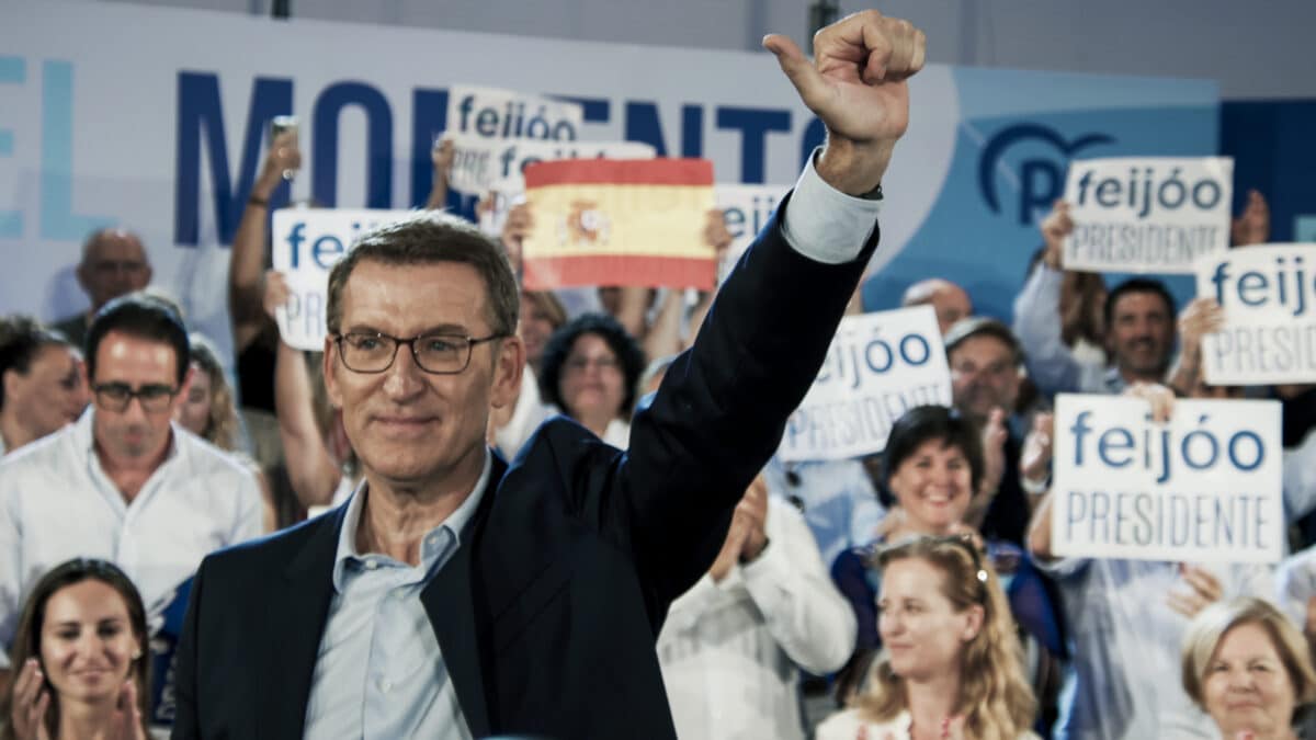 El presidente del Partido Popular y candidato a la Presidencia del Gobierno, Alberto Núñez Feijóo (c)