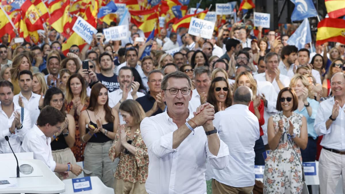 El candidato del PP a la presidencia, Alberto Núñez Feijóo (c), protagoniza un mitin celebrado este jueves en Madrid.