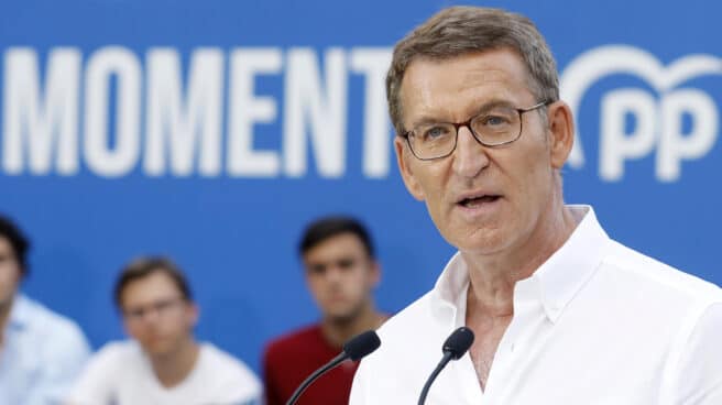 el presidente ha entrado junto con su partido en una espiral de depresión que sólo faltaba que culminara en una quiebra de su grupo parlamentario El candidato del PP a la presidencia del Gobierno, Alberto Núñez Feijóo, durante el acto electoral que los populares han celebrado hoy lunes en Barcelona.