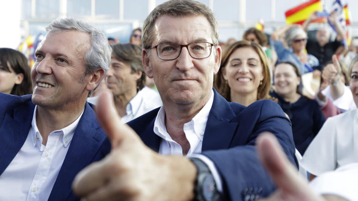 El candidato del PP a las elecciones generales, Alberto Núñez Feijóo (c), acompañado por el presidente de la Xunta, Alfonso Rueda (i)